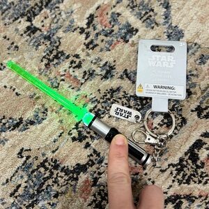 New Disney Parks Star Wars Yoda Green Lightsaber Keychain Light Up